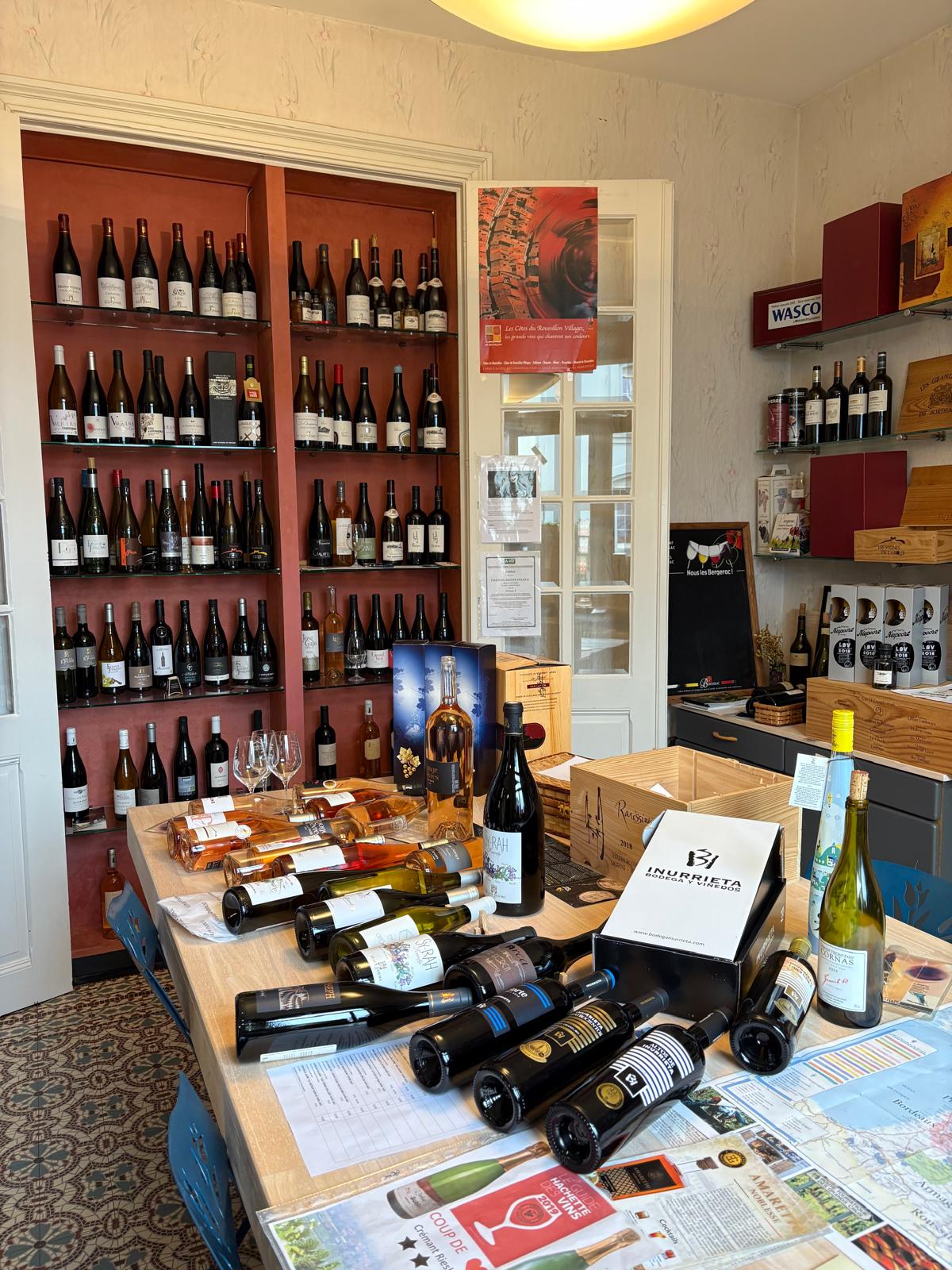 Conseiller en vin discutant avec un client dans une vinothèque