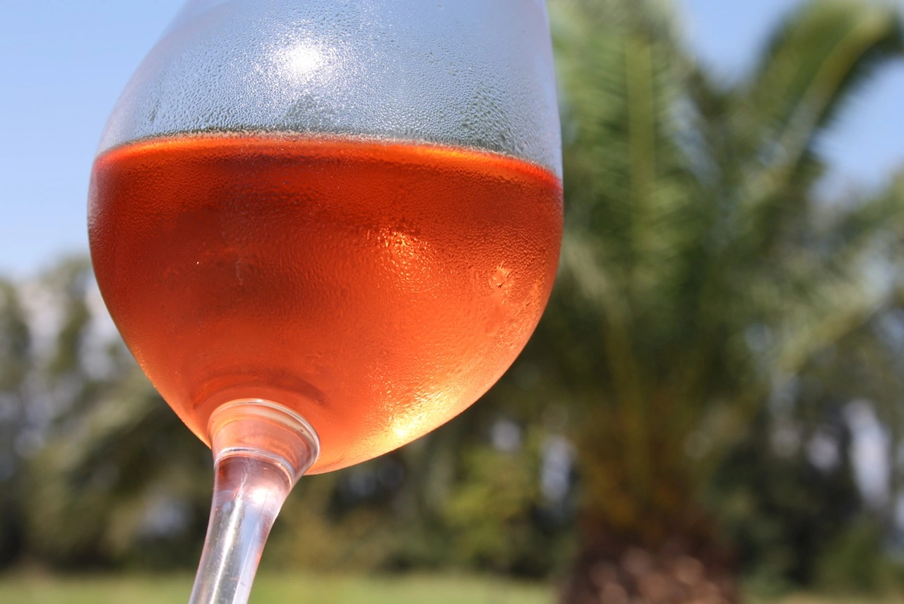 Verres de vin rosé servis en terrasse